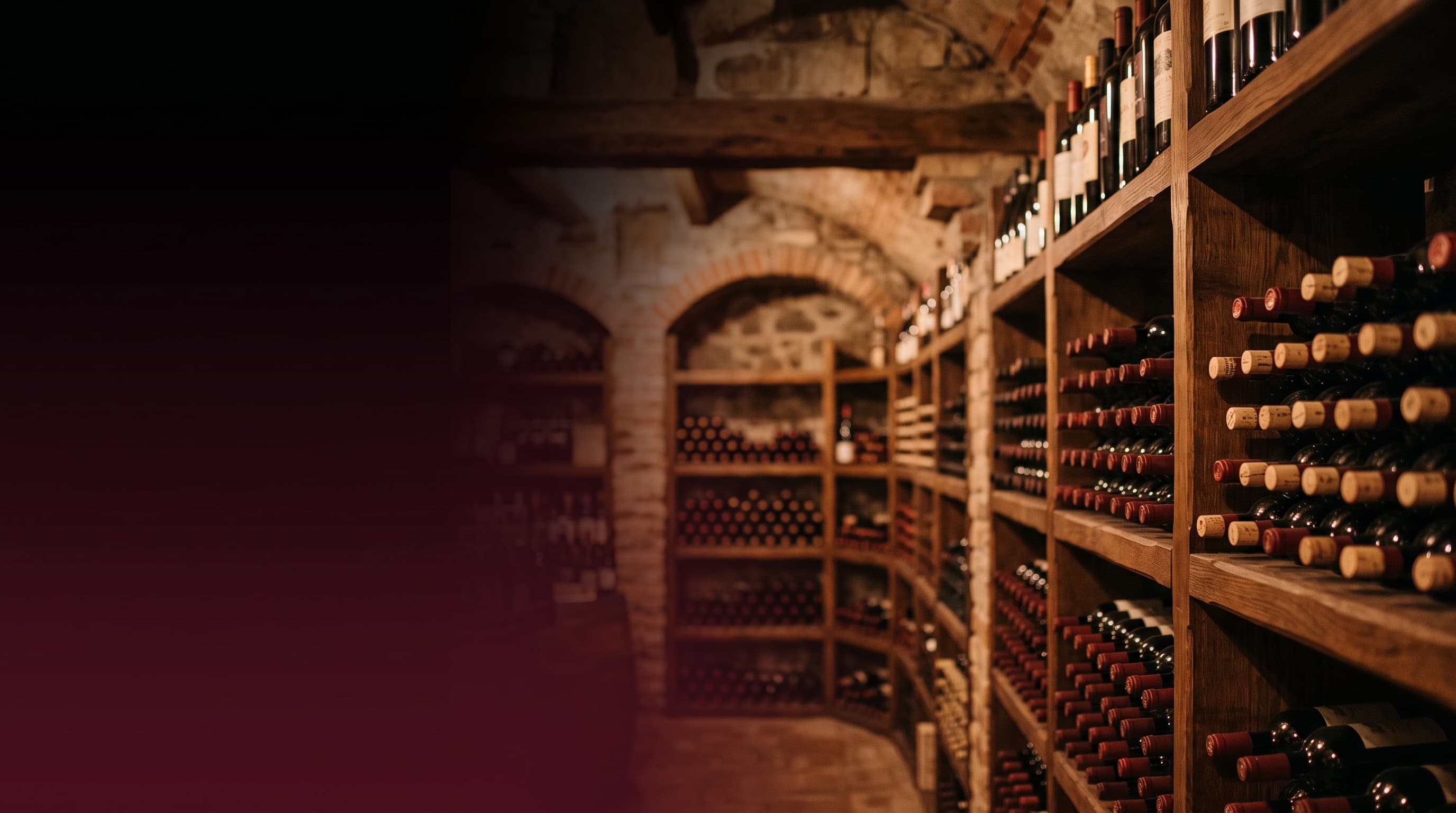 Prateleiras de carvalho com garrafas de vinho selecionadas
